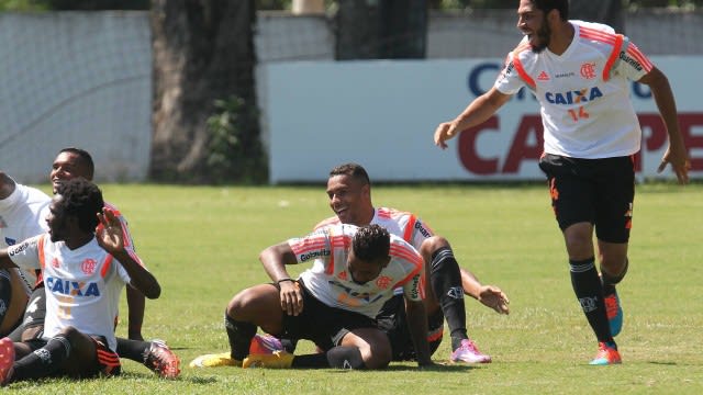 De volta ao Fla, Wallace chuta os clichês para escanteio e fala de eleição, Copa e da classe dos jogadores