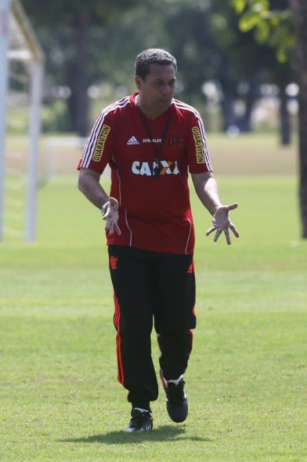 Luxemburgo pede discussão sobre o Estadual e ironiza: ‘Vão pagar minha multa?’