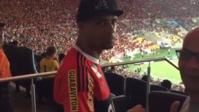 Vestindo a camisa de Alecsandro, Felipe Melo vai ao Maracanã torcer pelo Flamengo contra o Vasco