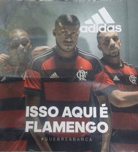 Vaza foto de Marcelo Cirino, Canteros e Samir com a nova camisa do Flamengo