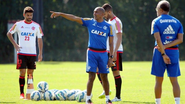 Cristóvão inicia semana cheia no Flamengo com fundamento: o passe é a alma do jogo