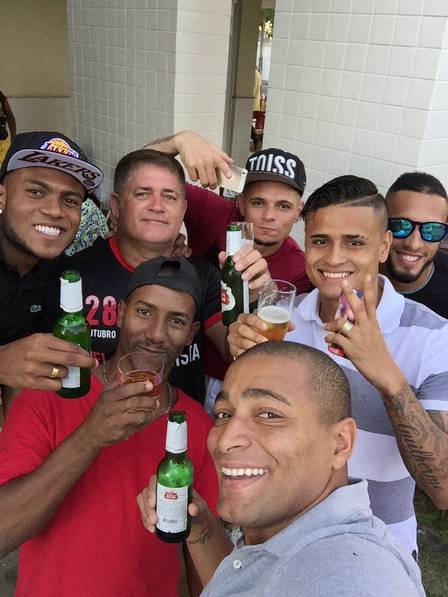 Foto de jogadores do Flamengo com cerveja nas mãos causa polêmica na web