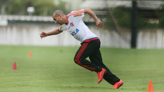 Flamengo agiliza documentos para Emerson Sheik estrear contra o Atlético Mineiro