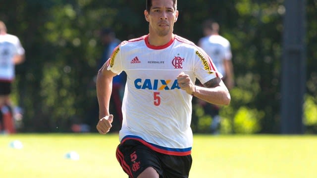 Flamengo aprende com Hernane e aguarda dinheiro de árabes para liberar Cáceres