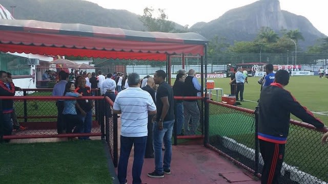 Meia Renato Abreu visita o treino do Flamengo, na Gávea, e reencontra ex-companheiros