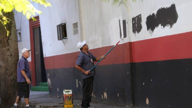 Em crise após mais uma derrota, Flamengo age rápido e cobre pichações de vândalos na Gávea