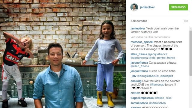 Chef de cozinha Jamie Oliver posta foto com o filho vestindo o uniforme do Flamengo e rubro-negros comemoram