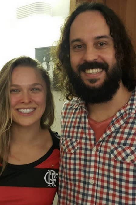 Gabriel O Pensador tieta Ronda Rousey no Maracanã e diz que ela ficou encantada no jogo do Flamengo