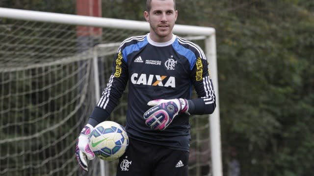 Paulo Victor treina e deve ser arma do Flamengo contra o Vasco em caso de pênalti