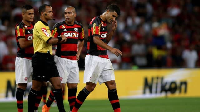 Sheik volta a desabafar na beira do gramado e ataca árbitro de Fla x Vasco: Esse juiz é uma m...!