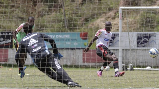 Com três jogos em três meses, Armero ganha chance no Flamengo após 90 dias e tenta fazer valer investimento