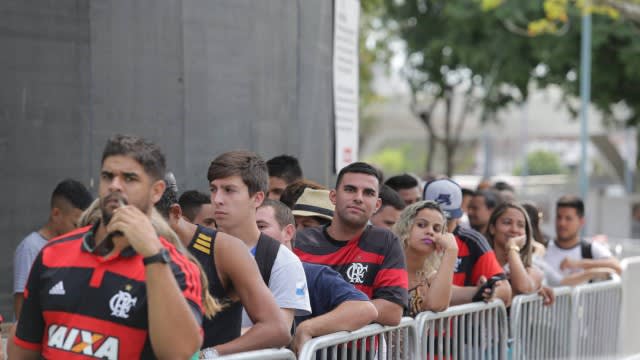 Motivados após vitória do Flamengo, torcedores fazem fila no Maracanã para ingressos do Fla-Flu