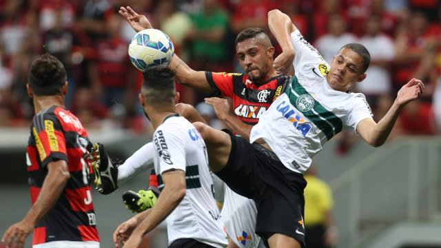 Torcida do Flamengo elege César Martins como vilão da derrota, e Oswaldo defende zagueiro