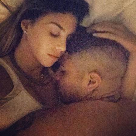 Noiva de Paolo Guerrero, do Flamengo, publica foto de intimidade do casal na web