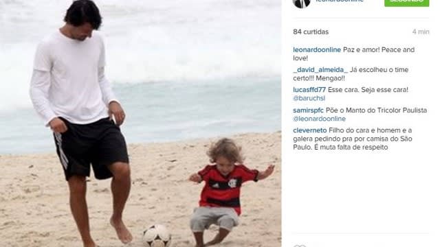 Em passeio na praia, ex-jogador Leonardo veste o filho com a camisa do Flamengo