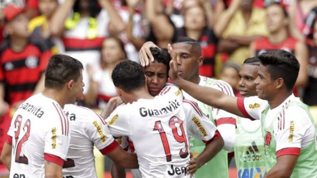 Sem chances com Oswaldo, Gabriel comemora gol em primeira oportunidade, mas admite ajuda do árbitro: ‘Gente boa’