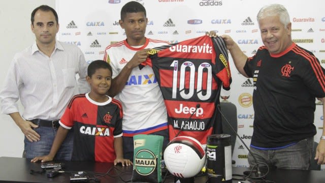 Com aval do filho, Márcio Araújo ganha homenagem por 100 jogos no Flamengo e diretor mira renovação