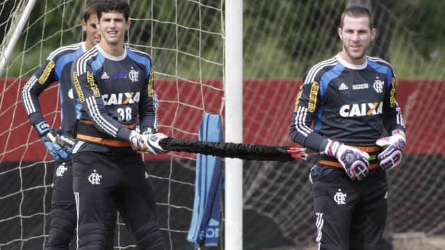 Sem dinheiro, Flamengo tenta empréstimos para reformular time e foca na defesa; novo goleiro não está descartado