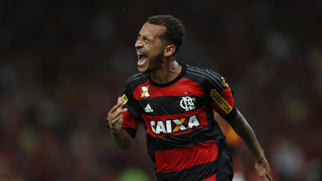 Torcedores do Flamengo tentam agredir Alan Patrick durante saída da concentração para o Maracanã