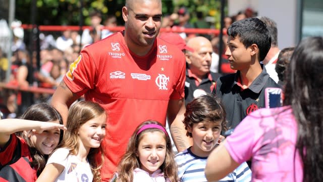 Presidente do Flamengo vê retorno de Adriano Imperador como sonho distante