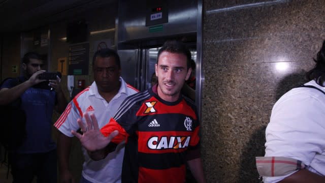 Mancuello veste a camisa do Flamengo: Vai ser um ano muito bom. Estou muito feliz