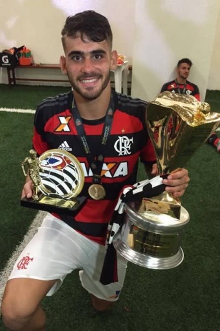 Melhor jogador da Copinha e artilheiro do campeão Flamengo, Felipe Vizeu posa com os troféus