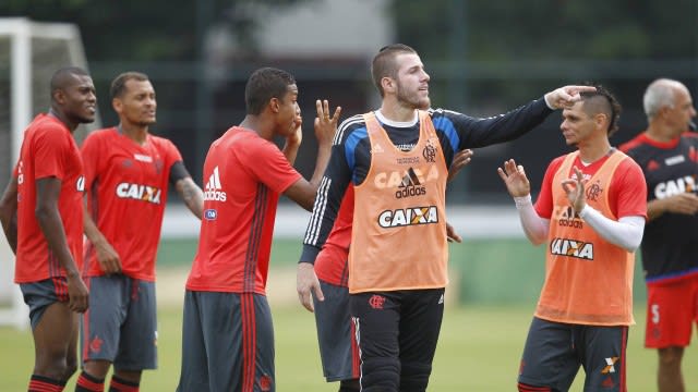 Paulo Victor não teme concorrência no Flamengo: ‘Não tenho que ficar provando. Se sair, tenho portas abertas