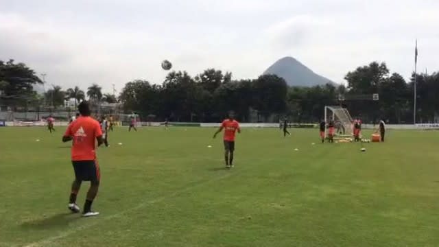 Flamengo posta vídeo de altinha dos laterais Jorge e Rodinei e torcida se anima: Thiago Alcântara e Douglas Costa