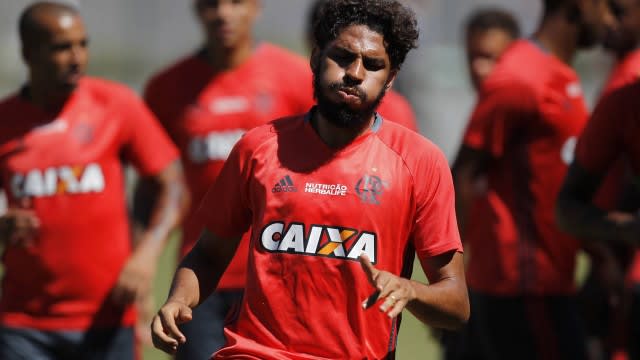 Wallace recebe apoio no Flamengo, se cala diante das vaias, mas acha críticas exageradas