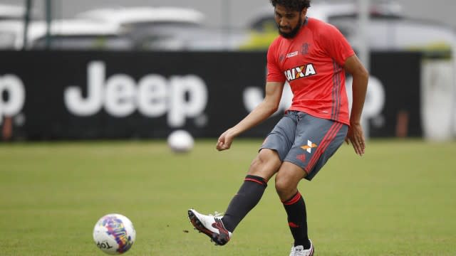 Wallace não teme concorrência na zaga do Flamengo: ‘Passaram quantos e segui jogando?’