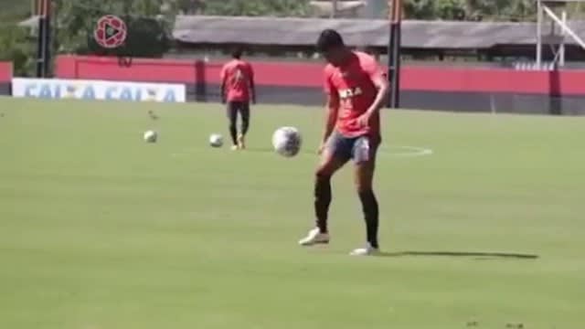 Ederson mostra bom controle de bola em treino do Flamengo; vídeo