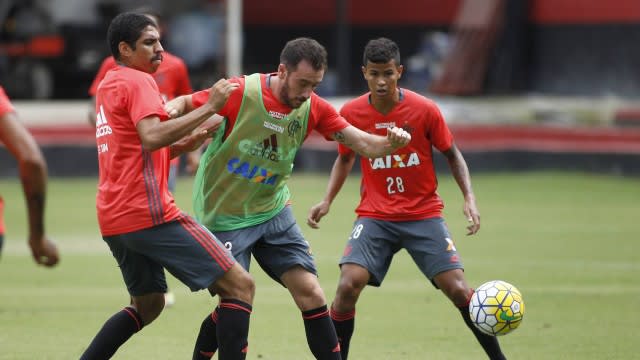 Muricy mantém Wallace no Flamengo e escala Fernandinho novamente
