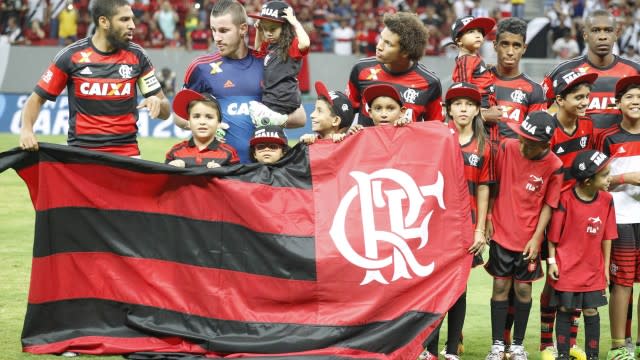 Dirigentes do Flamengo exigem que time ‘vista camisa’, mas não comandam processo