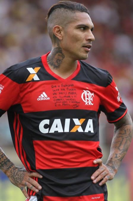 Guerrero vai mal em vitória do Flamengo e chega a discutir com torcedor