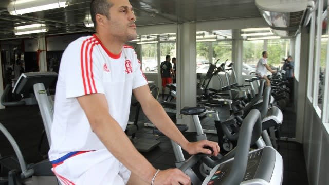 Cria do Flamengo, goleiro Julio Cesar, do Benfica, faz tratamento de lesão no CT do clube