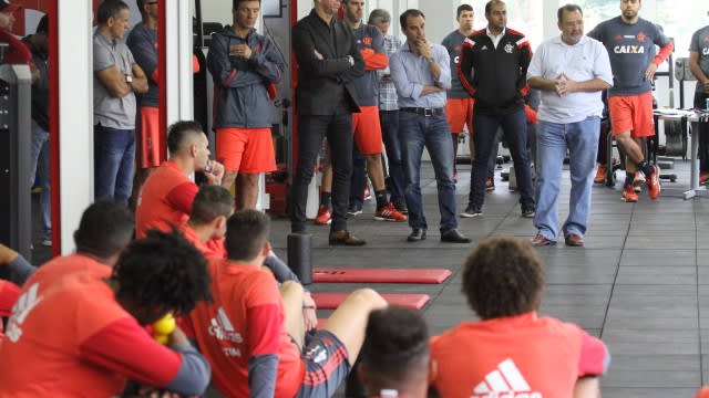 Mozer tem encontro com jogadores do Flamengo e diz que veio para ajudar