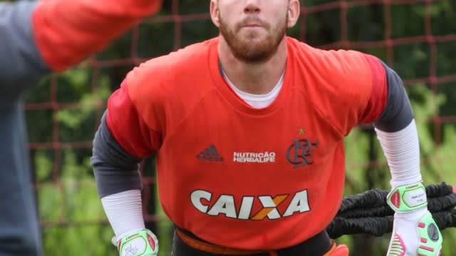 Paulo Victor retoma disputa no gol do Flamengo e deve ser relacionado para domingo