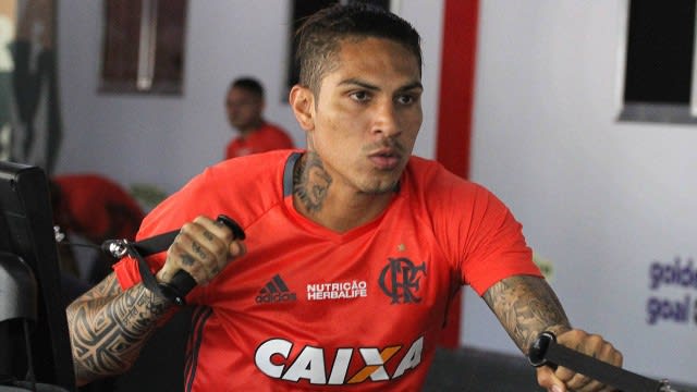 Sevilla pode fazer proposta de R$ 37 milhões ao Flamengo por Guerrero, diz jornal