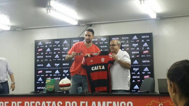 Flamengo apresenta o zagueiro Donatti, que deve estrear contra o Botafogo