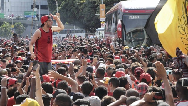 Réver se emociona com festa da torcida do Fla no aeroporto: É impressionante