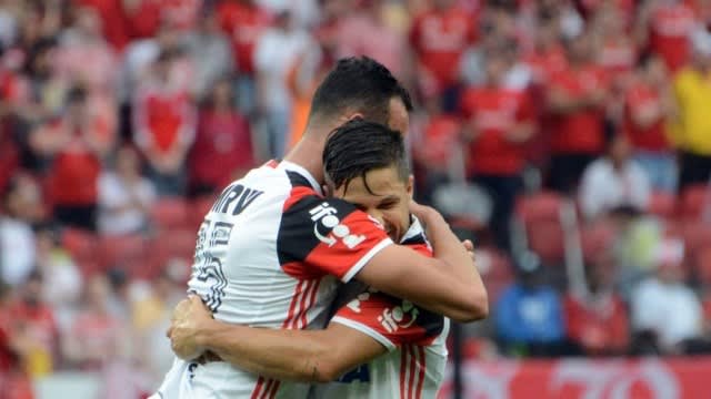 Flamengo chega ao Rio sem euforia no aeroporto e Diego diz que sonho de título está mantido