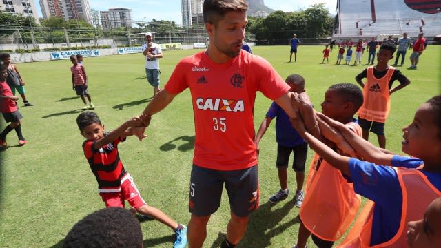 Diego, do Flamengo, joga bola com crianças na Gávea