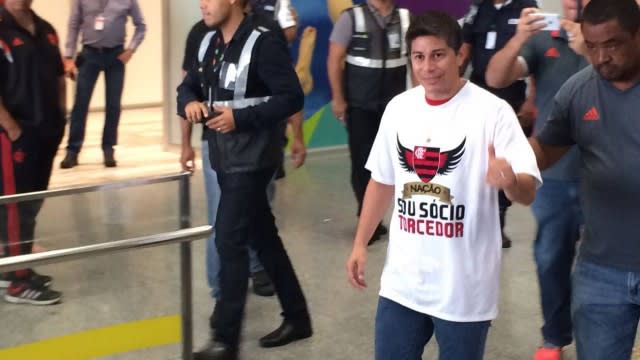 Conca chega ao Rio e sente o calor da torcida do Flamengo no aeroporto