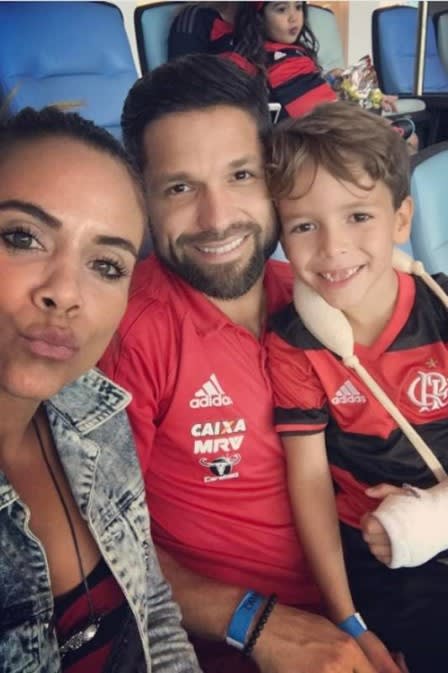 Em recuperação, Diego assiste vitória do Flamengo com a família no Maracanã