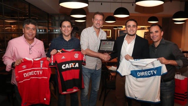 Dirigentes do Flamengo e da Universidad Católica trocam camisas antes de jogo pela Libertadores