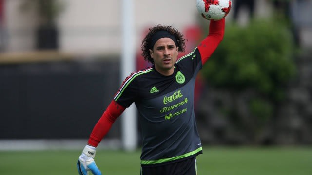 Com falhas de Muralha, nome de Ochoa surge no Flamengo e torcida apoia goleiro