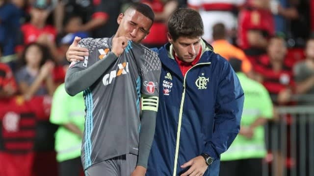 Após derrota e choro na final da Copa do Brasil Sub-20, goleiro do Flamengo agradece à torcida