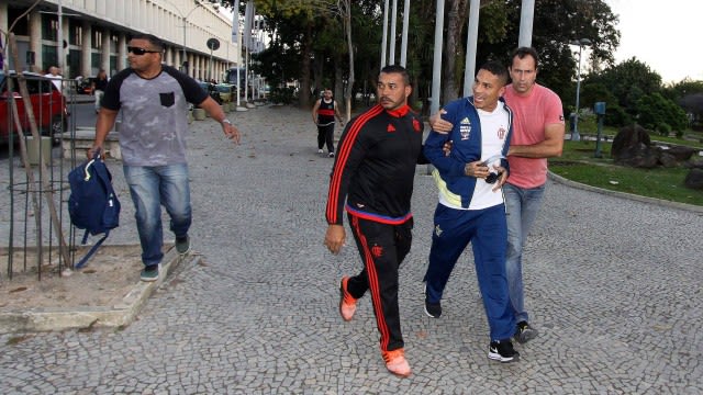 Nem os gols acalmam Guerrero no Flamengo, e centroavante volta a exibir destempero