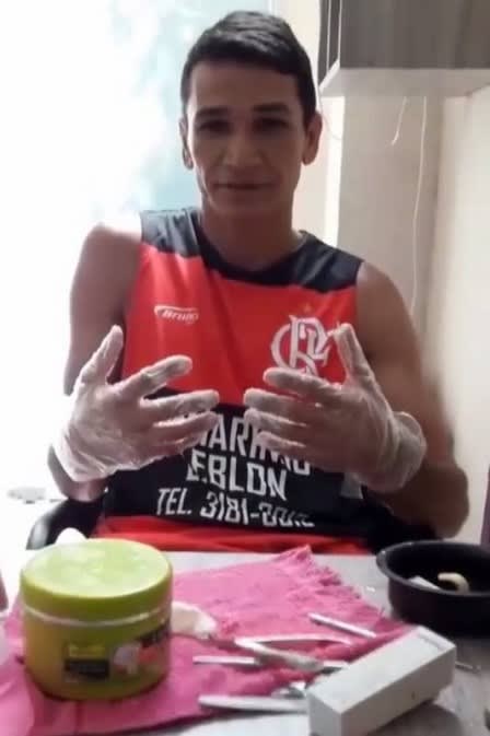 Mais novo vaidoso da praça, Angelim, ex-Flamengo, aparece fazendo as unhas