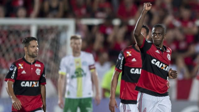 Juan fica a um gol de se tornar o zagueiro mais artilheiro da história do Flamengo